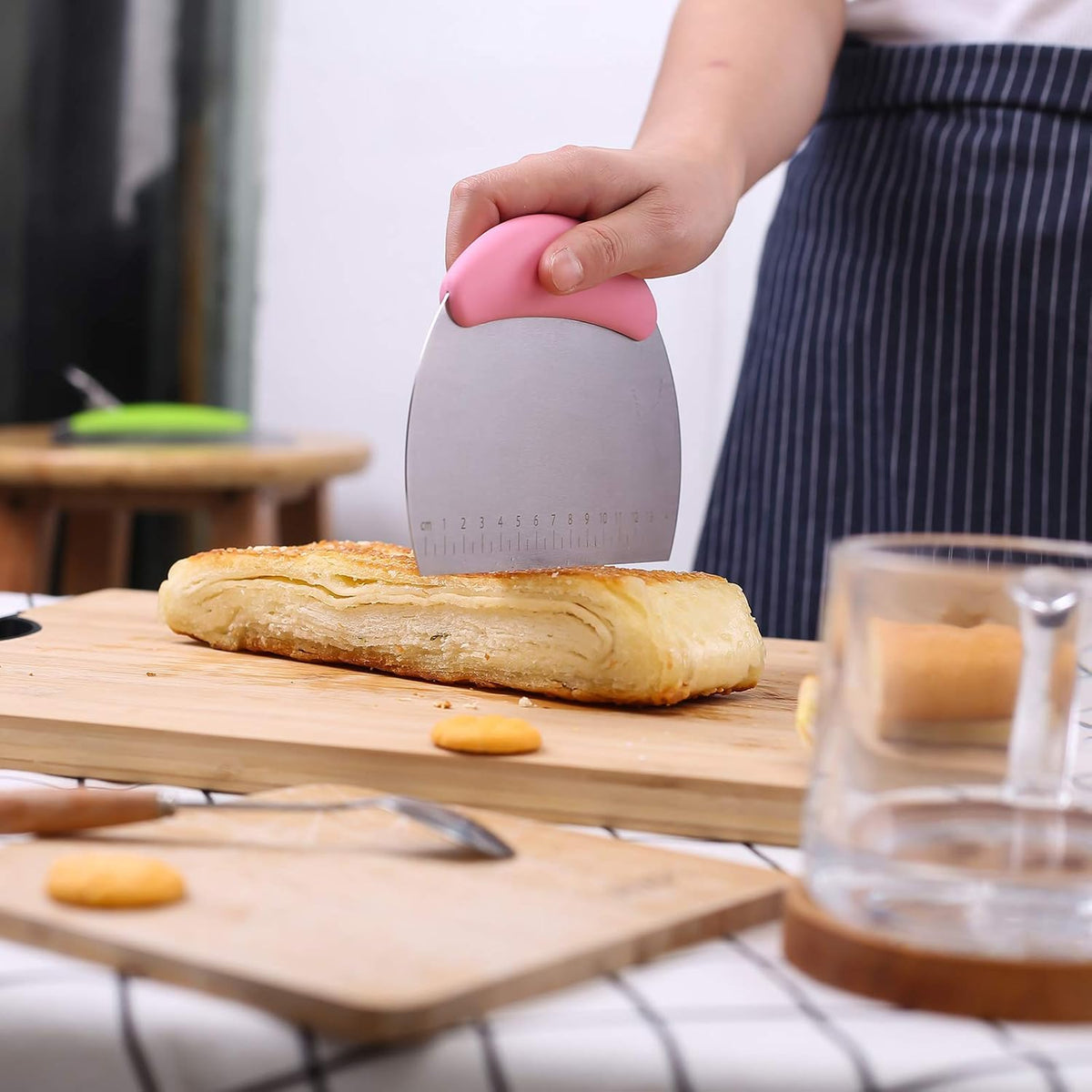 1 pcs Dough Pastry Scraper Chopper/Stainless Steel Dough Scraper Cutter with Ergonomic Rubber Non-Slip Grip/Dough Scraper Cutter/Pro Pastry Pizza Cutter Chopper (Pink)