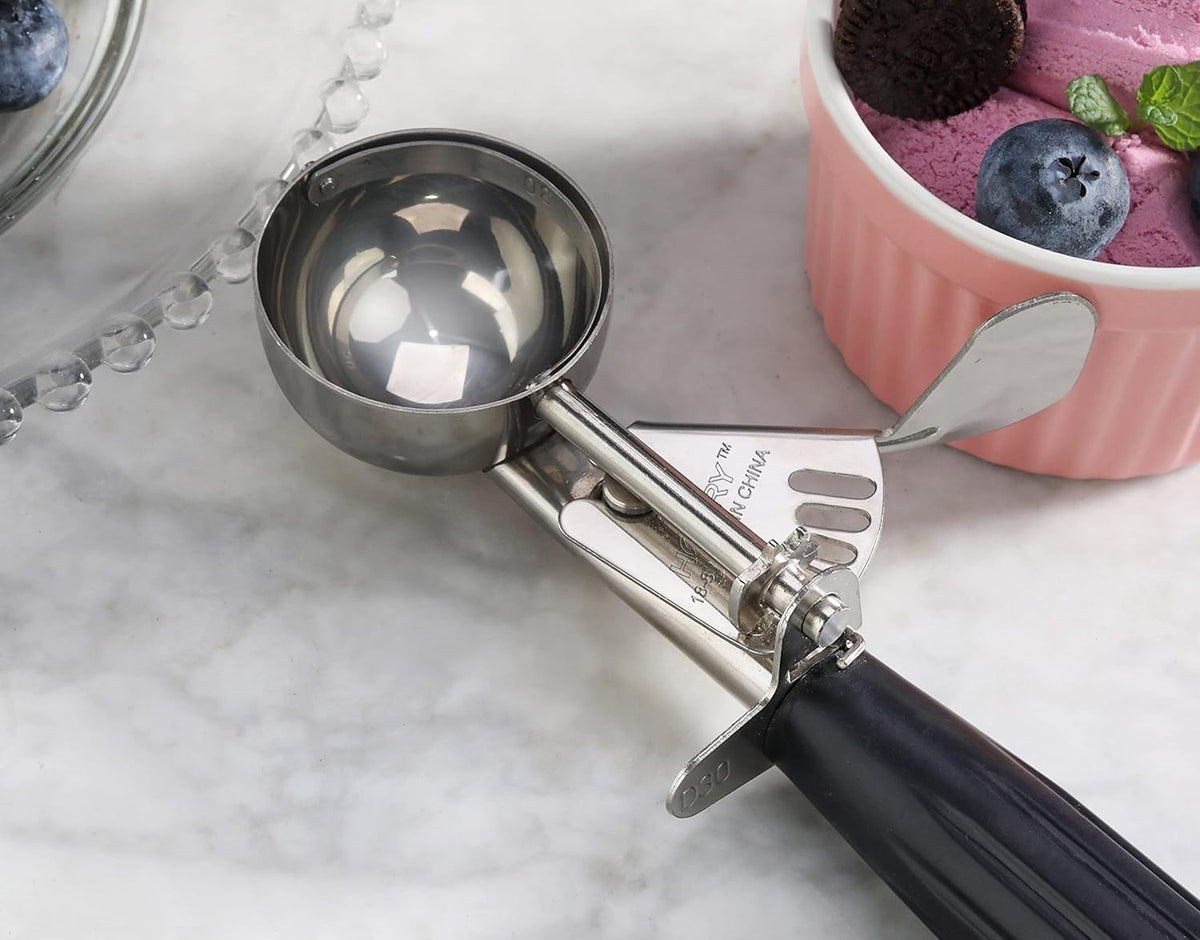 New Star Foodservice 34882 Commercial-Grade Thumb Press Food Disher/Ice Cream Scoop, 18/8 Stainless Steel, 1.25 oz, Size 30, Black