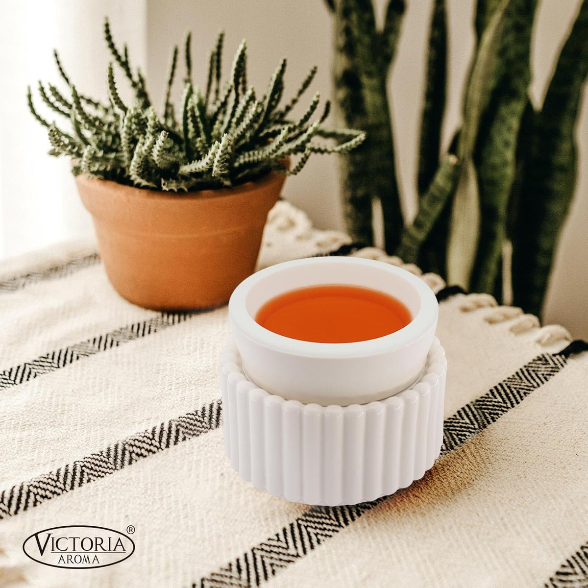 Ceramic Wax Melt Warmer with 1 pc Silicone Dish Candle Warmer for Scented Wax Electric Fragrance Burner for Home, Office, Bedroom - Gift & Décor
