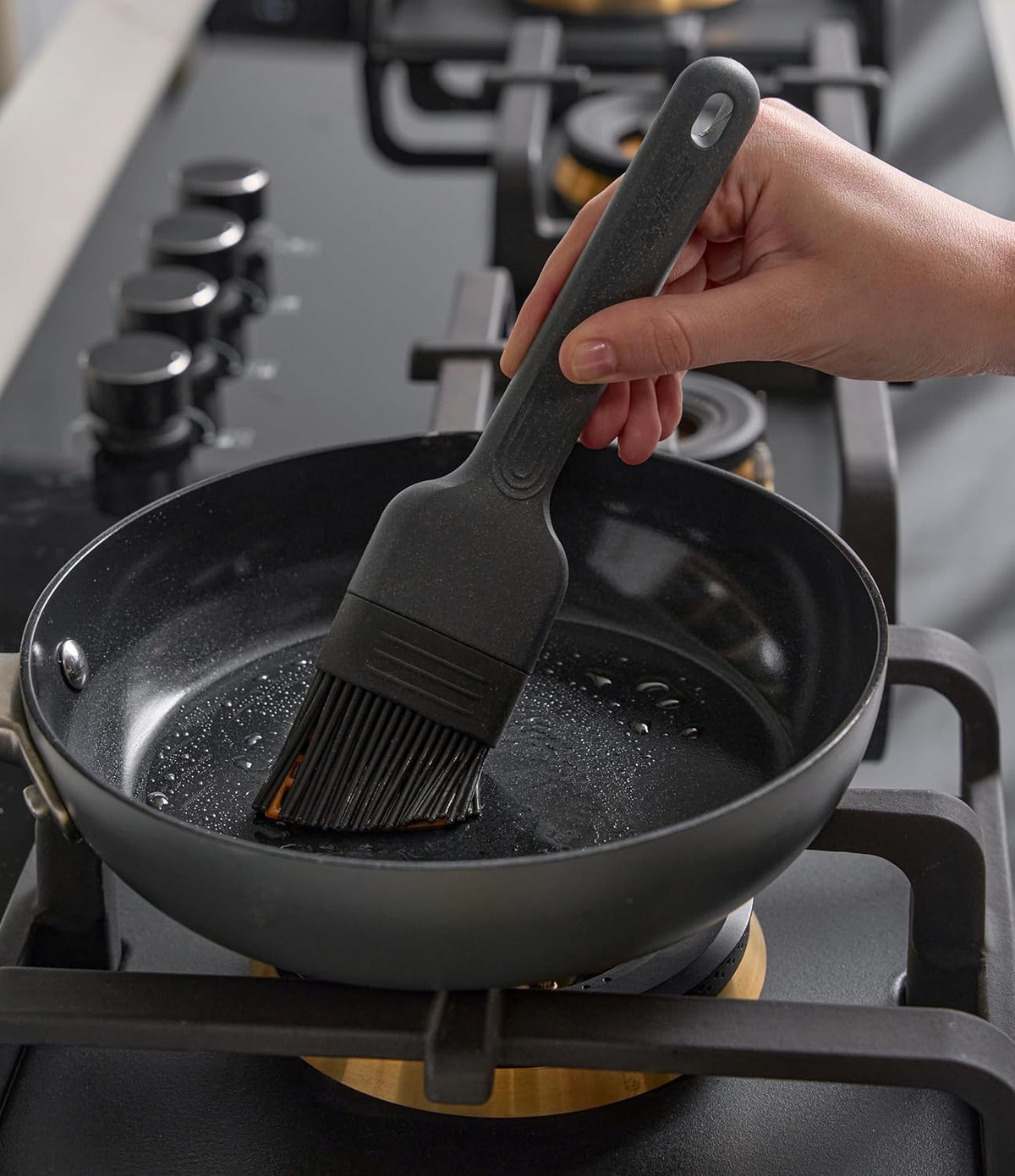 Zyliss Silicone Basting Brush - Heat-Resistant Non-Shedding Bristles with Center Grid for Better Coverage - Curved Handle